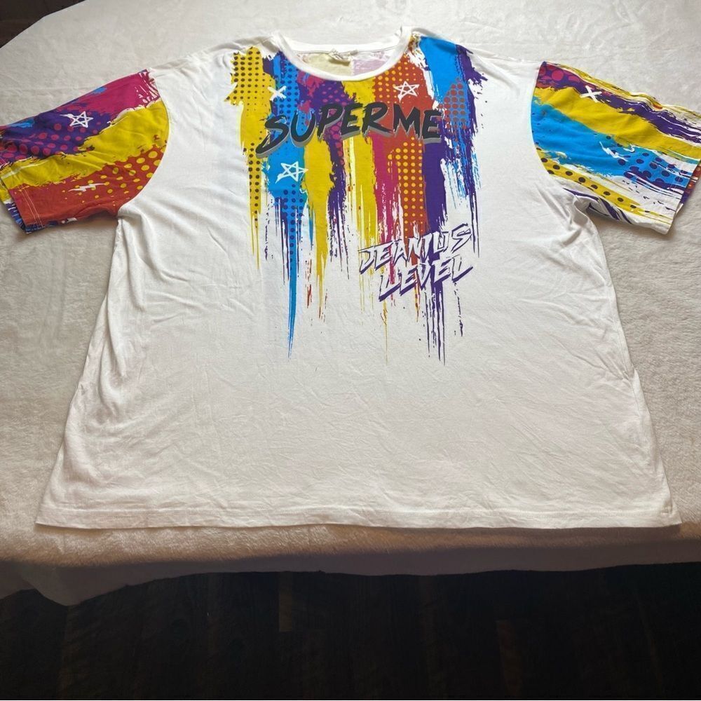 Akademiks White and Red Short Sleeve Tee with Artistic Design